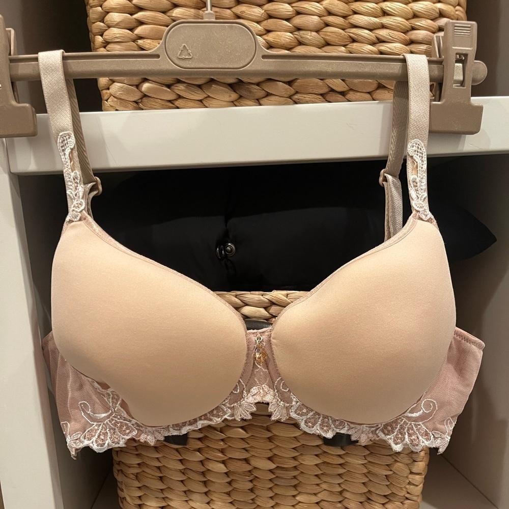 Lise charmel‎ Elegant Lace Trimmed Bra in Cream
